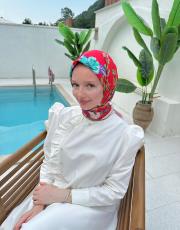 kırmızı dora eşarp